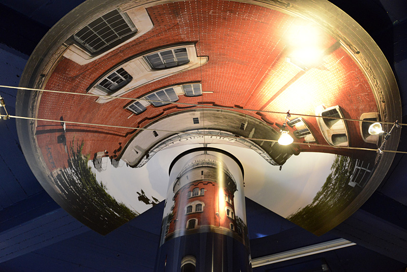 Przykład przekształcenia w  anamorfozie optycznej na walcu obiektu wieży, fot. Grzegorz Kosmala