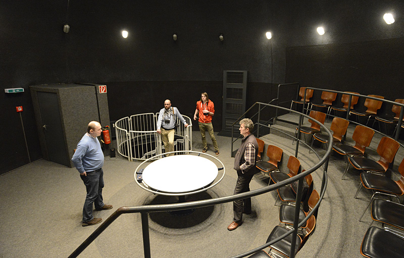 Wnętrze zbiornika – camera obscura, dr Jörg Schmitz wyjaśnia sposób powstawania obrazu – penetracji wizualnej miasta –  na okrągłym stole, fot. Grzegorz Kosmala