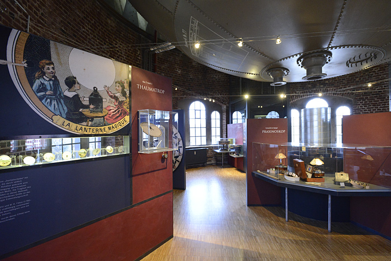 Stoiska muzealne z przykładami wizualnych złudzeń ruchomych obrazów (Thaumatrop, Praxinoskop), fot. Grzegorz Kosmala