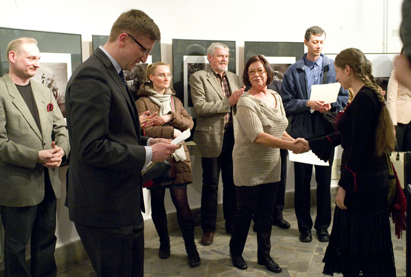 Dyrektor Ośrodka Kultury Plastycznej Helena Mnich gratuluje Jolancie Chowańskiej nagrody. Na zdjęciu od lewej juror dr Maciej Guźniczak i wiceprezydent Kalisza Dariusz Grodziński. Fot. B. Busz