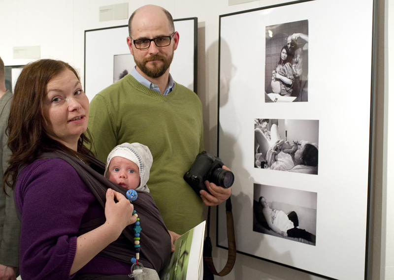 Sławomir Brdęk z bohaterami nagrodzonego reportażu pt. Wyczekiwanie. Fot. B. Busz