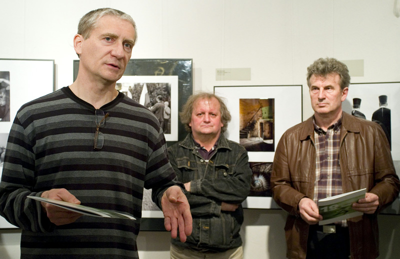 Prof. Piotr Chojnacki omawia decyzję jurorów konkursu, na zdjęciu w środku prof. Grzegorz Ratajczyk i art. fot. Stanisław Kulawiak. Fot. B. Busz