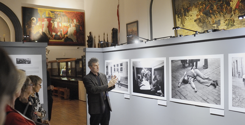 Fragment wystawy z dokumentalnymi zdjęciami z lat 1974-1990, foto: Eric Lewandowski
