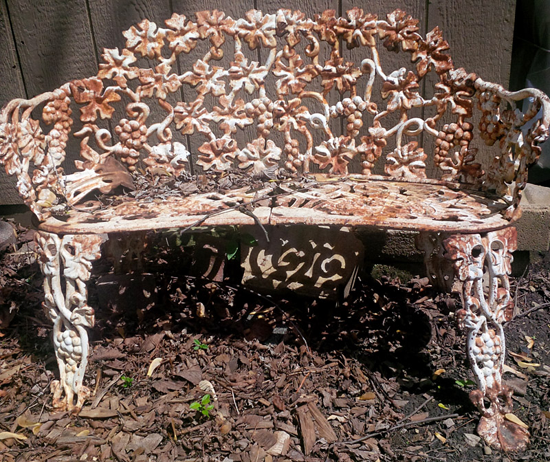 Metalowa ławeczka w ogrodzie sąsiadów, Flossmoor, Illinois, fot. St. Kulawiak