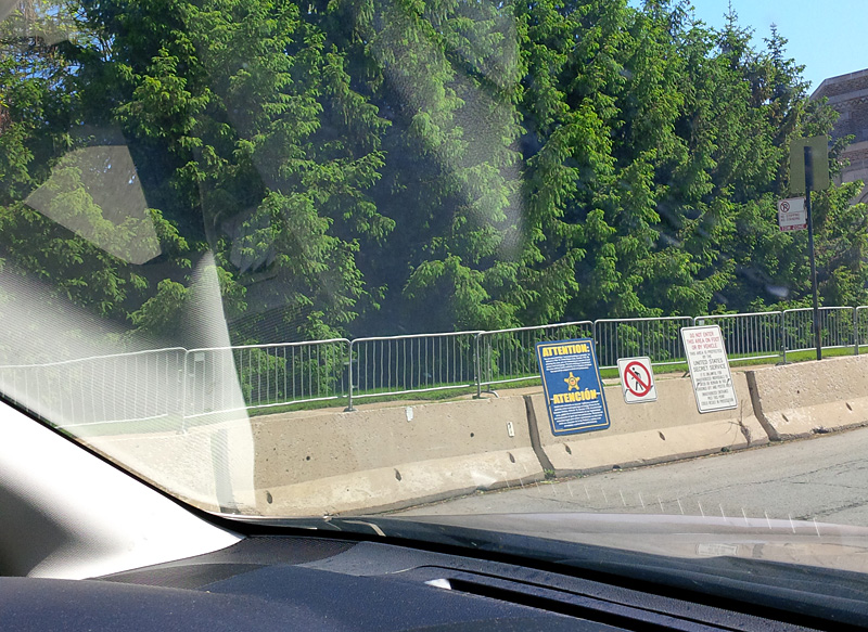 Bariery bezpieczeństwa przed domem Baracka Obamy w Chicago, fot. St. Kulawiak