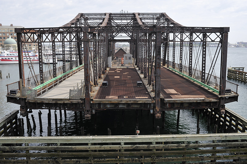 Boston Harbor, demontaż starych mostów, fot. St. Kulawiak