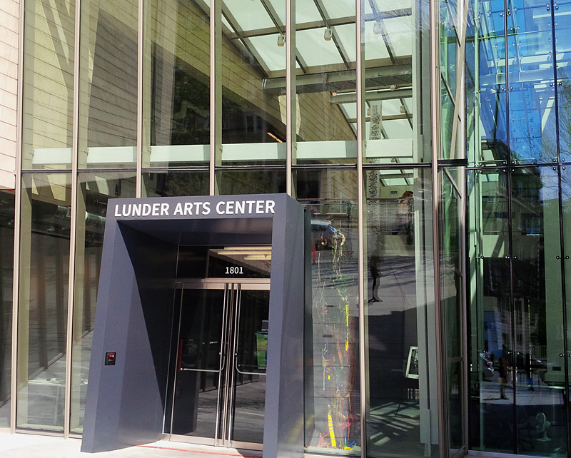 Cambridge, Lunder Arts Center, wejście - łącznik pomiędzy nowym budynkiem a zabytkowym kościołem zamienionym na bibliotekę i pracownie artystyczne, fot. St. Kulawiak