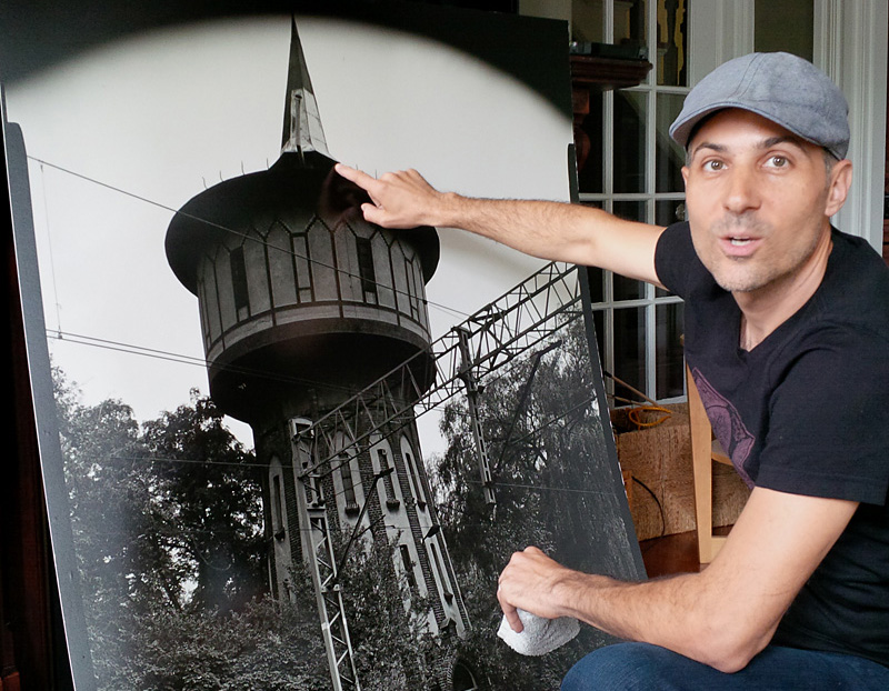Eric Lewandowski z fotografią ostrzeszowskiej wieży kolejowej wykonaną w 2002 roku, fot. St. Kulawiak