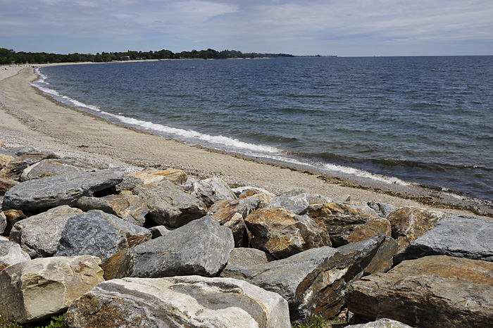 Plaża i kamienisty falochron na Sherwood Island, fot. St. Kulawiak