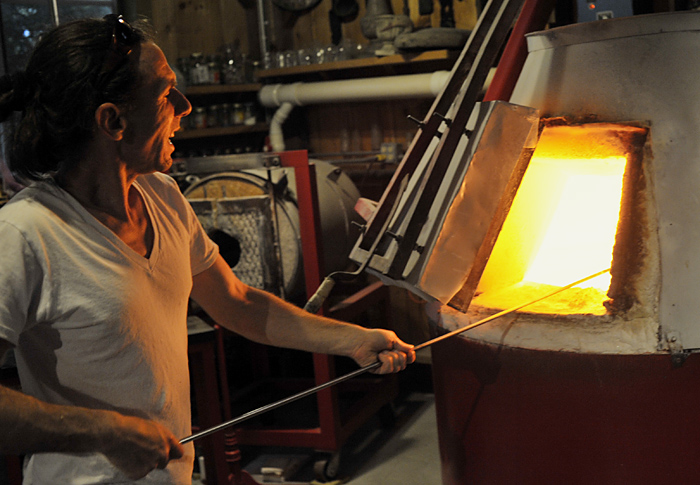 David Clansy w swojej pracowni artystycznej wyrobów ze szkła w Jamestown, fot. St. Kulawiak