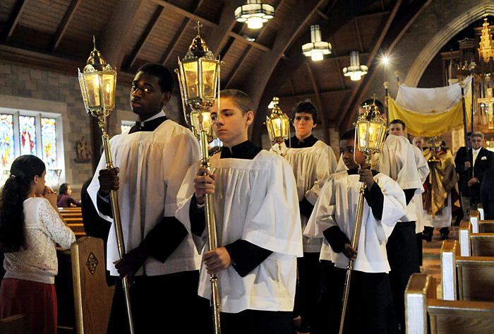Wyjście uroczystej procesji Bożego Ciała z kościoła pw. Świętej Teresy w Trumbull, 2015 r., fot. St. Kulawiak