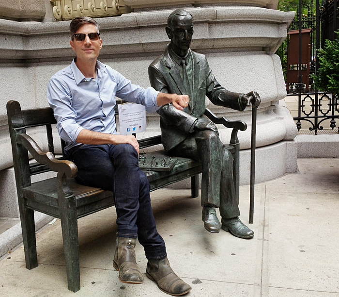 Eric Lewandowski obok posągu Jana Karskiego na ławeczce przy Konsulacie Generalnym RP w Nowym Jorku, fot. St. Kulawiak