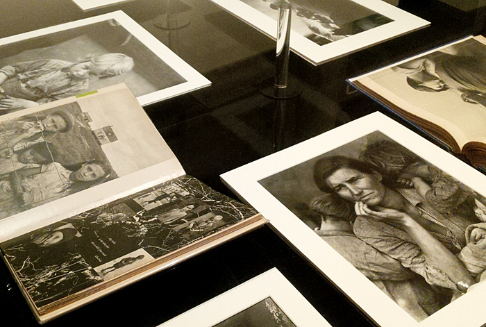 Fragment wystawy pt. „Public eye” w New York Public Library, na pierwszym planie słynna fotografia Dorothey Lange „Matka tułaczka” z 1936 roku wykonana do projektu Farm Securities Administration, fot. St. Kulawiak