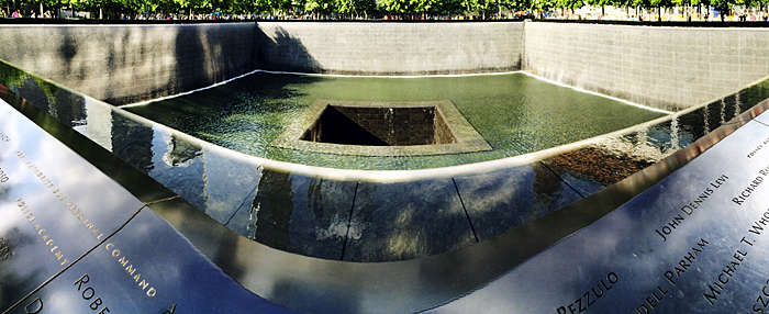 Jedna z dwóch olbrzymich fontann wodospadów w miejscu fundamentów dawnych wież WTC zniszczonych 11 września 2001 roku, fot. Eric Lewandowski