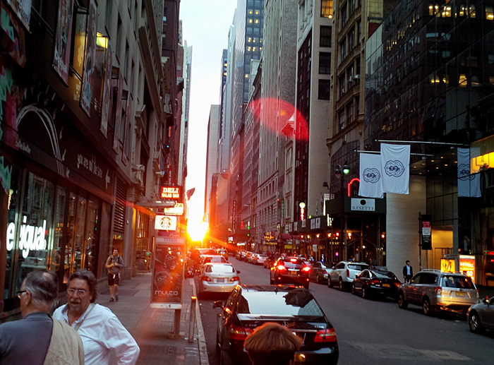 Zachodzące słońce na ulicach Manhattanu, fot. St. Kulawiak