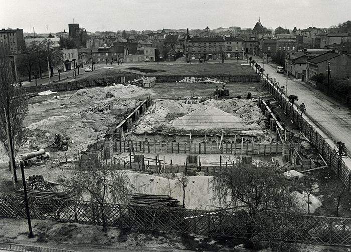Fundamenty pawilonu handlowego WSS – Ostrzeszów, pl. Borek, 1974 r., fot. St. Haniszewski, M. Kuropatwińska