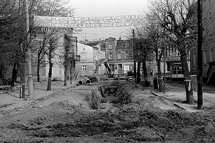 Remont ulicy Bohaterów Stalingradu (obecnie Zamkowej) – Ostrzeszów, 1978 r., fot. St. Kulawiak