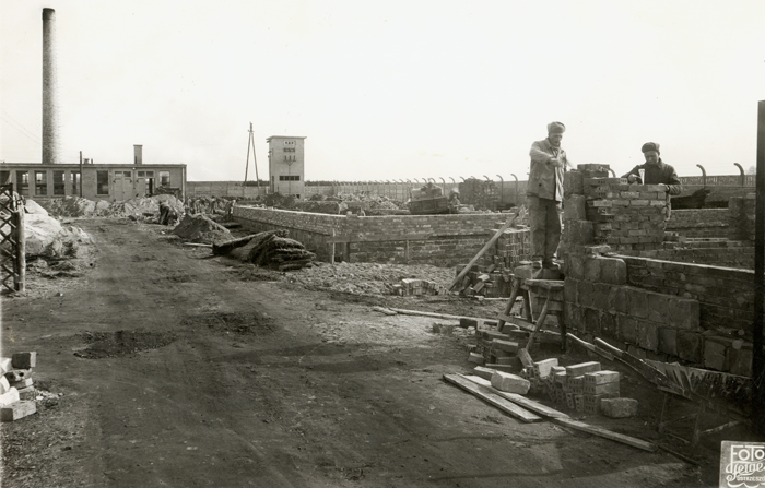 Ostrzeszowskie Przedsiębiorstwo Przemysłu Terenowego, budowa Zakładu nr 4 (Elektrycznego) – Ostrzeszów, ul. Łąkowa 31, 1959 r., fot. Feige