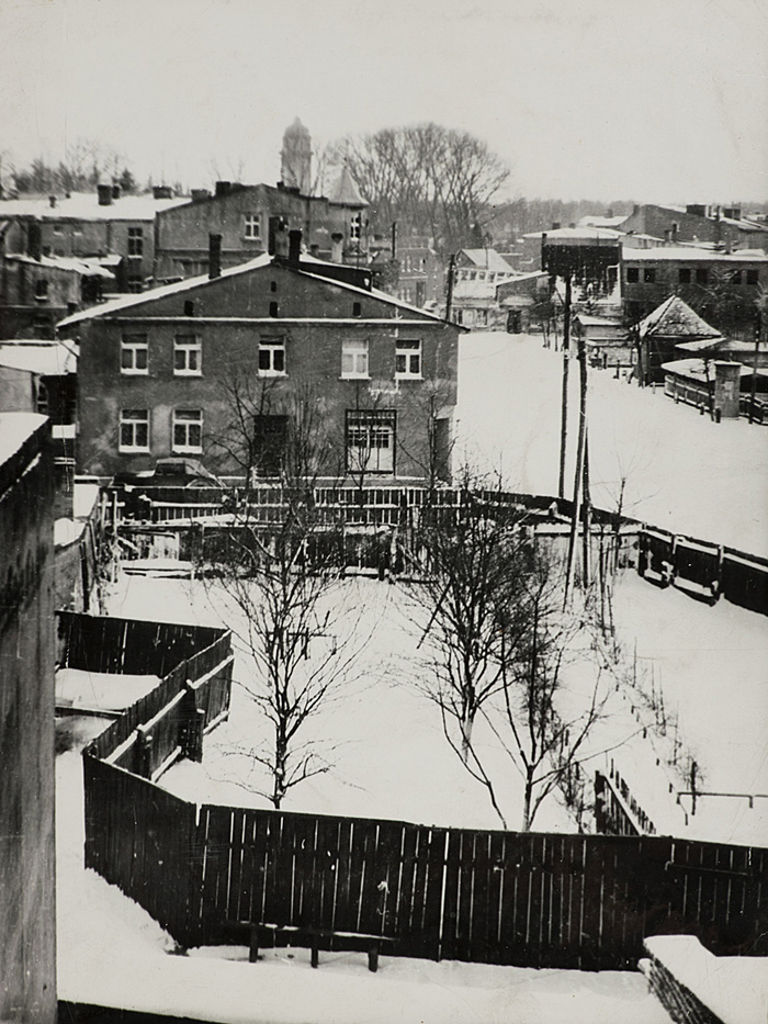 Widok na skrzyżowanie ulic Piekary i Zielonej (obecnie W. Gorgolewskiego), po prawej do góry fragment pl. Borek – Ostrzeszów, 1962 r., fot. J. Taylor