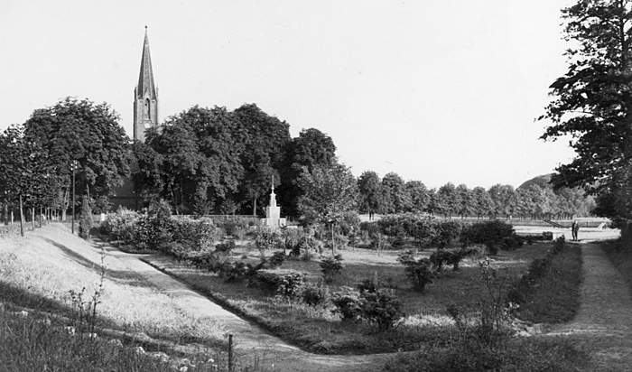 Skwer nad Strzegową z makietą Pałacu Kultury i Nauki w tle (obecnie miejsce usytuowania pomnika Harcerzy) przy ul. Zamkowej – Ostrzeszów, 1959 r., fot. A. Rabiega