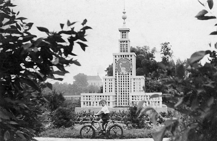 Makieta warszawskiego Pałacu Kultury i Nauki z logiem V Światowego Festiwalu Młodzieży i Studentów o Pokój i Przyjaźń (Warszawa, 1955 r.)  na miejscu obecnego pomnika Harcerzy przy skrzyżowaniu ulic Zamkowej i Armii Krajowej – Ostrzeszów, 1959 r., fot. A. Rabiega
