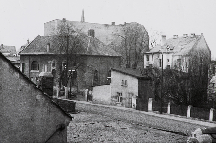 Synagoga w Ostrzeszowie wybudowana w 1822 r., z prawej strony widoczny budynek rzeźni rytualnej – fotografia z 1960 r., autor zdjęcia nieznany