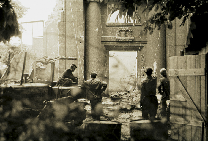 Wyburzanie synagogi w Ostrzeszowie, na jej miejscu wzniesiono później Ostrzeszowski Dom Kultury, obecnie w tym budynku znajduje się Sąd Rejonowy, 1972 r., fot. Cz. Bojszczak
