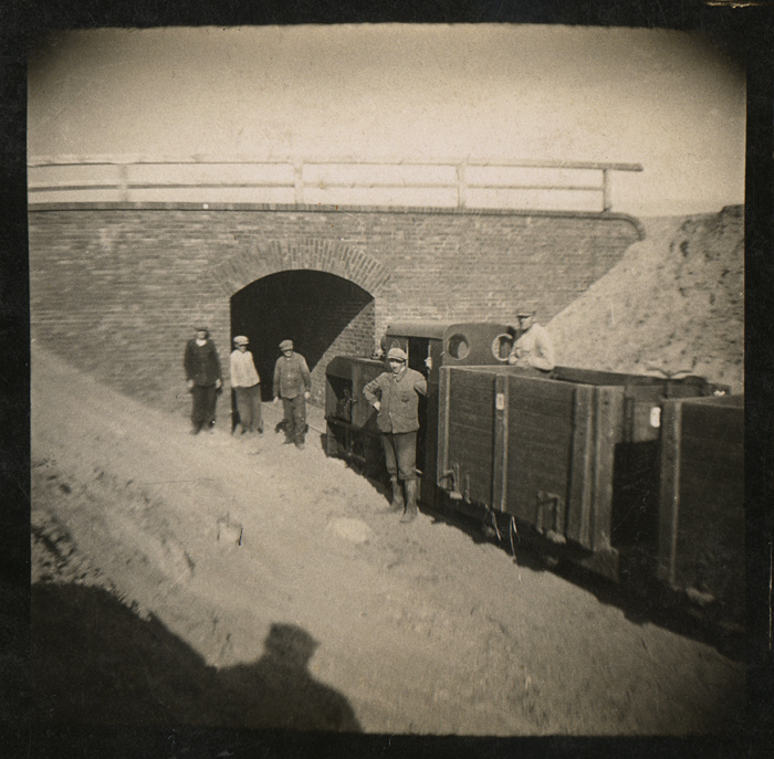 Transport gliny z kopalni na Budach do kaflarni na Borku, tunel pod trasą Poznań-Katowice (ul. Wojska Polskiego), lata 50., autor zdjęcia nieznany