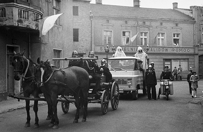 Przygotowania do świątecznego pochodu strażaków, Ostrzeszów, ul. Kolejowa, 4.05.1977 r., fot. M. Dytfeld