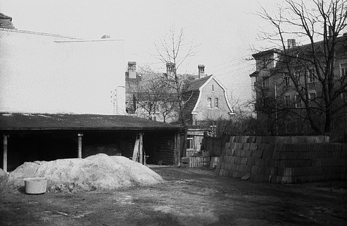Zakład betoniarski, obecnie parking przy OCK i aptece, Ostrzeszów, 1975 r., fot. M. Dytfeld