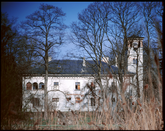 Dwór od strony stawów rybnych, Torzeniec, 2011 r., fot. Grzegorz Kosmala